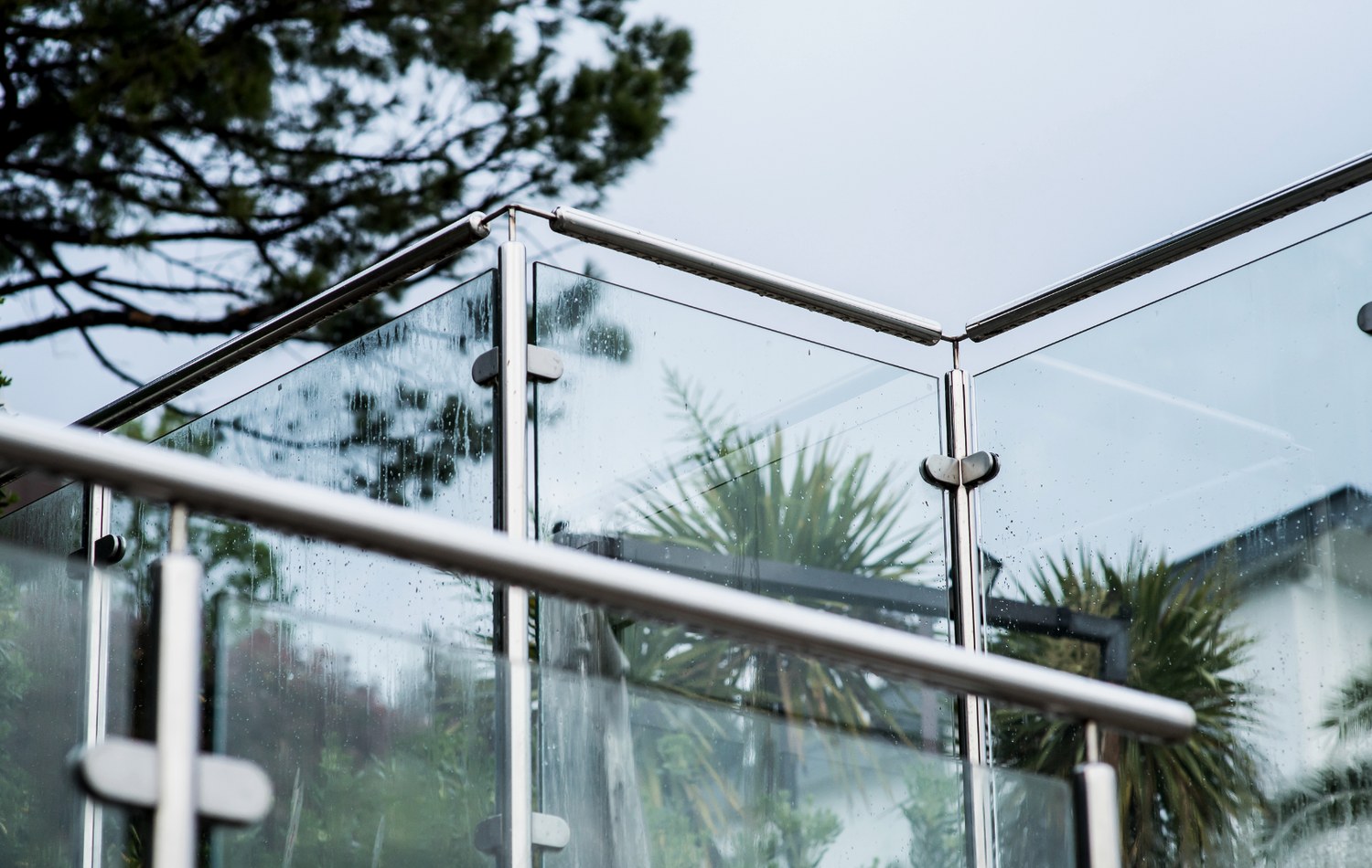 Barandal de cristal templado en interior residencial