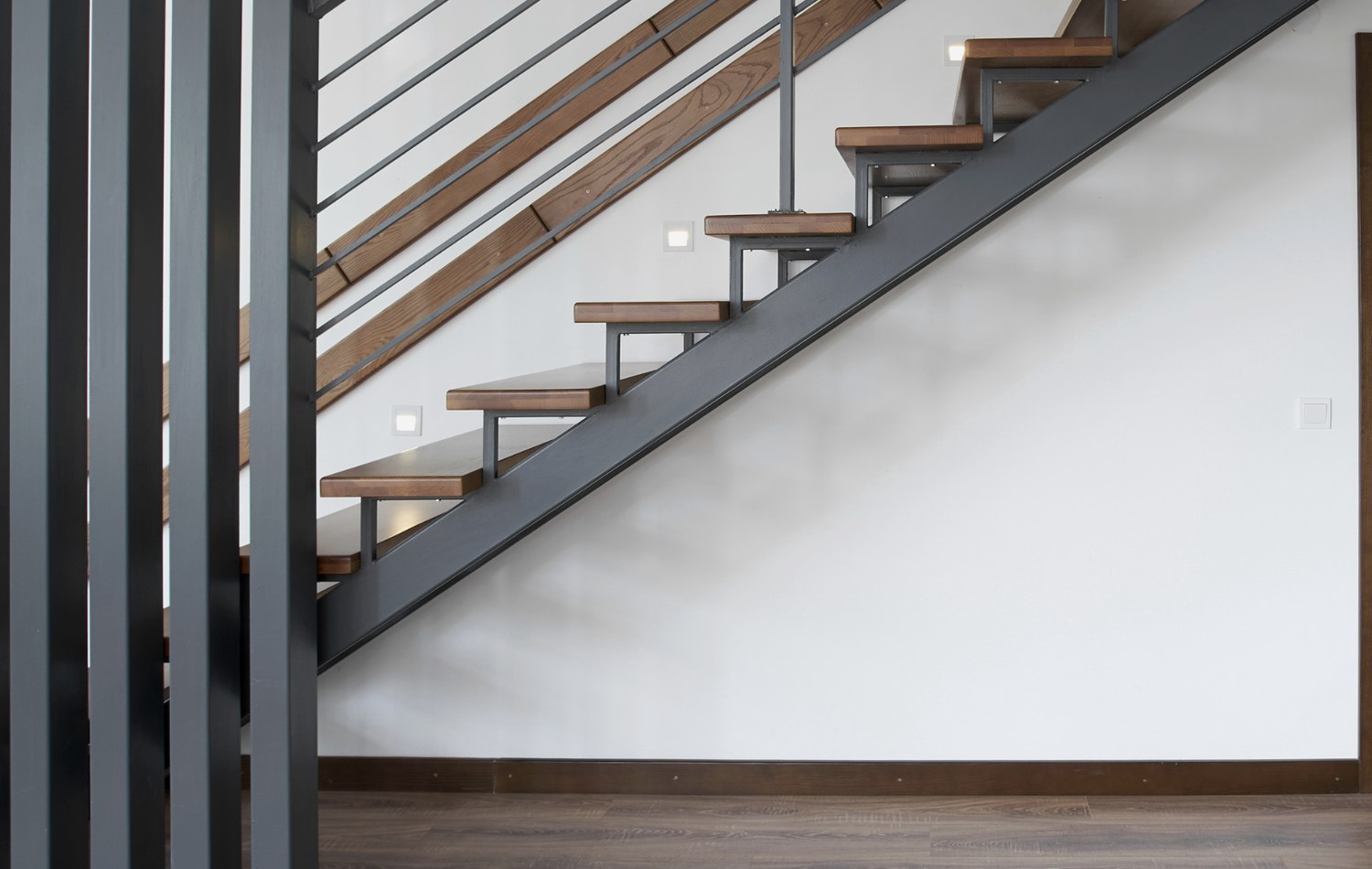 Escalera de acero con acabados arquitectónicos
